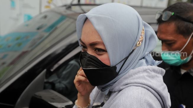 Mantan Politikus Angelina Sondakh tiba di Balai Pemasyarakatan (Bapas) Kelas I Jakarta Selatan, Jumat (4/3/2022). [Suara.com/Angga Budhiyanto]