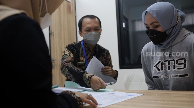 Mantan Politikus Angelina Sondakh menjalani wajib lapor di Balai Pemasyarakatan (Bapas) Kelas I Jakarta Selatan, Jumat (4/3/2022). [Suara.com/Angga Budhiyanto]