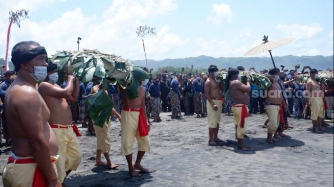 Uba rampe yang sudah dipindahkan ke tandu bambu dan siap dilabuh di Pantai Parangkusumo, Kretek, Bantul, Jumat (4/3/2022) - (SuaraJogja.id/Rahmat Jiwandono)