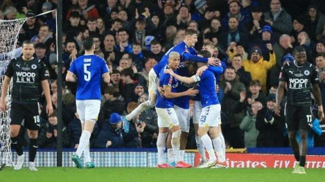 Para pemain Everton merayakan gol Salomon Rondon pada pertandingan sepak bola putaran kelima Piala FA Inggris antara Everton dan Boreham Wood di Goodison Park di Liverpool, Inggris pada 3 Maret 2022.Lindsey Parnaby/AFP