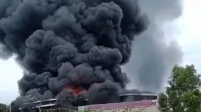 Arus Pendek Diduga Jadi Penyebab Kebakaran Hebat Gudang Styrofoam di Cikarang, 1 Orang Alami Luka Bakar