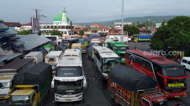 Pemudik Mulai Padati Pelabuhan ASDP Ketapang Banyuwangi, Tahun Ini Lebih Membludak Dibanding Tahun Lalu