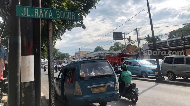 Lokasi penganiayaan sopir truk oleh pria berotot perempatan lampu merah Cibubur, di Jalan Raya Bogor, Jakarta Timur, Jumat (4/3/2022). [Suara.com/Faqih Fathurrahman]