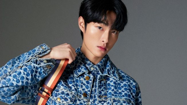 Tampil Stylish, Yoon Chan Young Jadi Brand Ambassador Coach Asal Korea yang Pertama