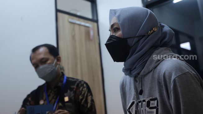 Mantan Politikus Angelina Sondakh menjalani wajib lapor di Balai Pemasyarakatan (Bapas) Kelas I Jakarta Selatan, Jumat (4/3/2022). [Suara.com/Angga Budhiyanto]