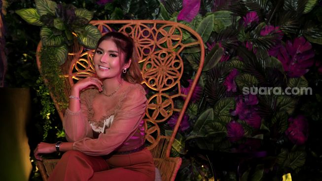 Model Cici Nugrama berpose saat menghadiri Grand Final Miss Popular Season I di Pavvo, Pantai Indah Kapuk, Jakarta Utara, Rabu (2/3/2022). [Suara.com/Angga Budhiyanto]