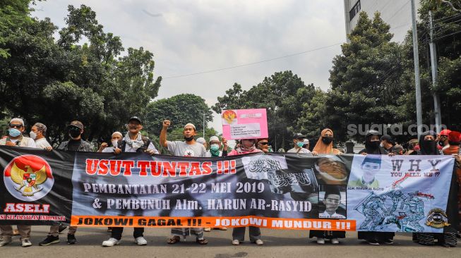 Massa berunjuk rasa di depan Gedung Kementerian Agama, Jakarta Pusat, Jumat (4/3/2022). [Suara.com/Alfian Winanto]