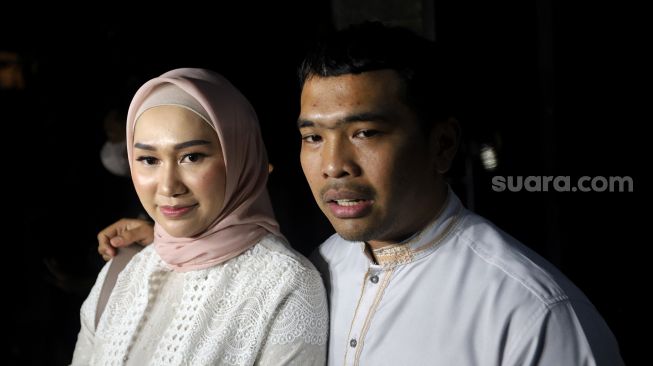 Putra Siregar menjawab pertanyaan dari awak media usai menghadiri acara akikah putri Aurelie Hermansyah dan Atta Halilintar, Ameena Hanna Nur Atta di Jakarta, Jumat (4/3/2022). [Suara.com/Angga Budhiyanto]