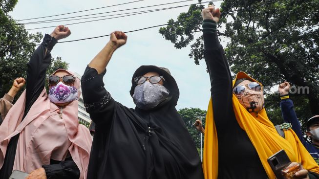 Massa berunjuk rasa di depan Gedung Kementerian Agama, Jakarta Pusat, Jumat (4/3/2022). [Suara.com/Alfian Winanto]