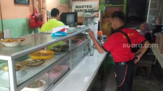 Kenaikan harga bahan seperti Cabe dan Daging Sapi dikeluhkan pedagang dan pemilik usaha rumah makan di Bekasi (Suara.com/Rendy Rutama Putra)