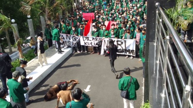 Didesak Mahasiswa untuk Turunkan Biaya Kuliah, Rektor Unpas: Saya Gak Ngerti