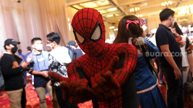 Pengunjung mengenakan kostum tokoh fiksi Spiderman saat berada pada gelaran "The Jakarta 17th Toys & Comics Fair 2022" di Balai Sudirman, Jakarta, Sabtu (5/3/2022). [Suara.com/Angga Budhiyanto]