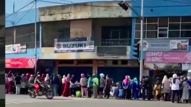 Emak-Emak di Lahat Berburu Minyak Goreng Murah hingga Antre di Jalan, Warganet: Mirip Tahun 1965