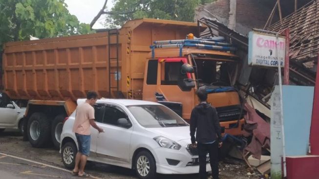 Tabrakan Truk vs Ambulans Pembawa Jenazah Mantan Anggota DPRD di Pati, Satu Orang Meninggal