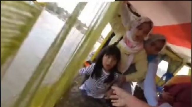 Viral Video Detik-Detik Perahu Wisata Tenggelam, Penumpang Panik Anak-Anak Menangis