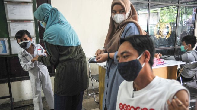 Sejumlah cosplayer berada di Jalan Asia Afrika, Bandung, Jawa Barat, Sabtu (5/3/2022). ANTARA FOTO/Raisan Al Farisi
