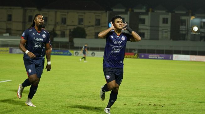 Pemain Arema FC Muhammad Rafli merayakan golnya saat melawan Barito Putera pekan ke-29 BRI Liga 1, Sabtu (5/3/2022). [Foto: Arema FC]