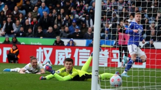 Pemain Leicester City Harvey Barnes menjebol gawang Leeds United dalam pertandingan Liga Premier Inggris di King Power Stadium, Sabtu (5/3/2022). [AFP]