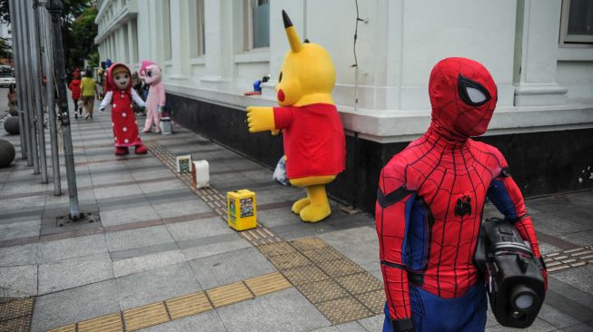 Sejumlah cosplayer berada di Jalan Asia Afrika, Bandung, Jawa Barat, Sabtu (5/3/2022). ANTARA FOTO/Raisan Al Farisi
