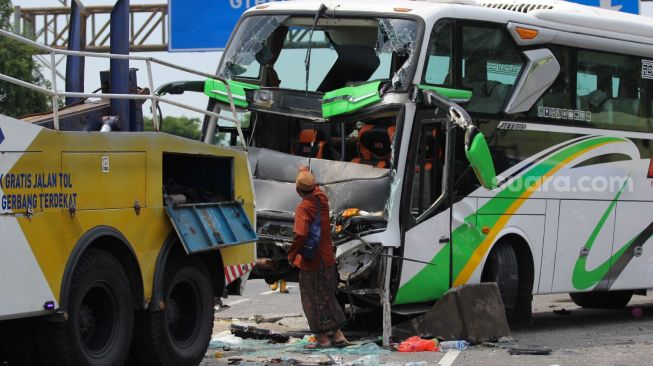 4 Fakta Bus Rombongan Ziarah Wali Kecelakaan Gegara Penumpang Depresi Rebut Kemudi Sopir di Surabaya, 3 Tewas