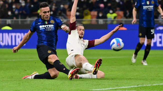 Penyerang Inter Milan Lautaro Martinez (kiri) menembak dan mencetak gol untuk timnya selama pertandingan sepak bola Serie A Italia antara Inter Milan melawan Salernitana di Stadion di Giuseppe Meazza, Sabtu (4/3/2022) dini hari WIB. MIGUEL MEDINA / AFP