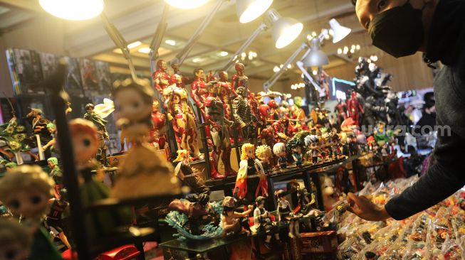 Pengunjung melihat mainan pada gelaran "The Jakarta 17th Toys & Comics Fair 2022" di Balai Sudirman, Jakarta, Sabtu (5/3/2022). [Suara.com/Angga Budhiyanto]