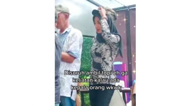 Auto Kena Mental, Seorang Perempuan Ambil Topi dari Kepala Pria yang Tidur