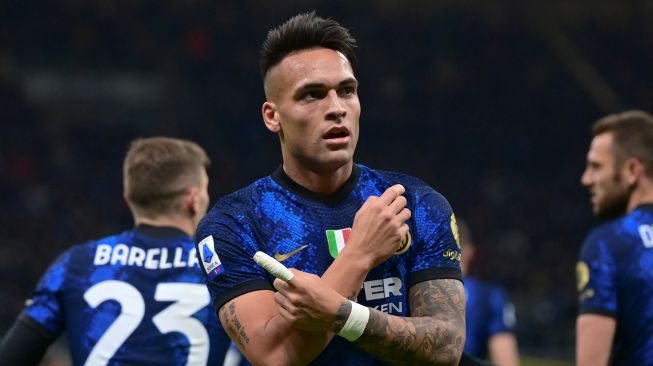 Pemain depan Inter Milan Argentina Lautaro Martinez (tengah) merayakan golnya setelah mencetak gol untuk timnya selama pertandingan sepak bola Serie A Italia antara Inter Milan melawan Salernitana di Stadion di Giuseppe Meazza, Sabtu (4/3/2022) dini hari WIB.  MIGUEL MEDINA / AFP

