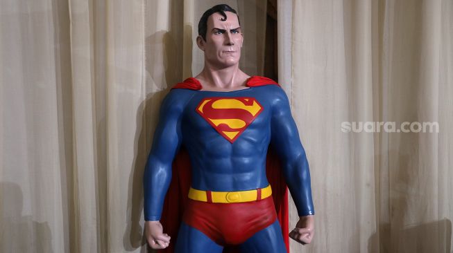 Salah satu action figure Superman dipajang pada gelaran "The Jakarta 17th Toys & Comics Fair 2022" di Balai Sudirman, Jakarta, Sabtu (5/3/2022). [Suara.com/Angga Budhiyanto]