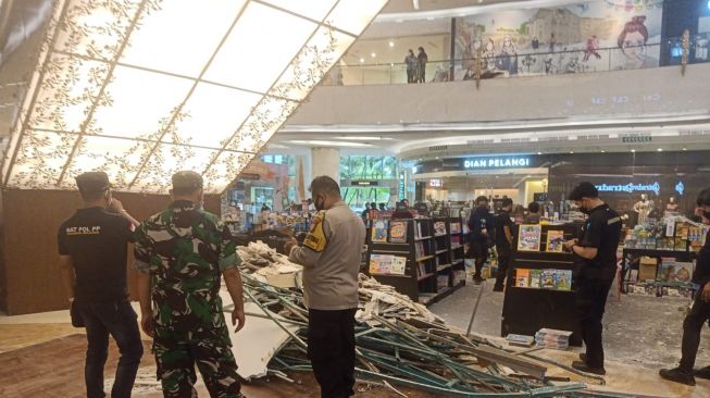 Plafon Atap Mal Lippo Kemang Roboh, Beberapa Pengunjung Alami Luka