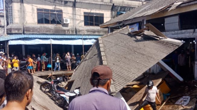 Pasar Baru II Tanjungpinang roboh (foto: Rico Barino/suarabatam.id)