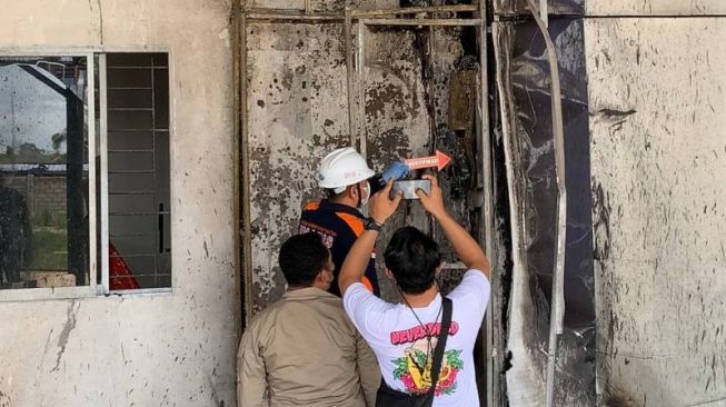 Warga Dengar Ledakan Sebelum Klinik Medilab Karimun Terbakar