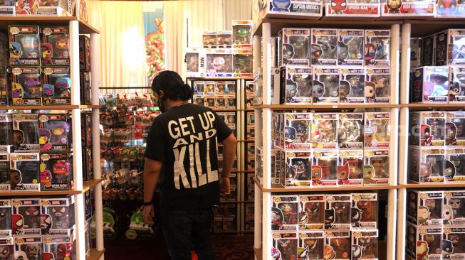 Pengunjung melihat mainan pada gelaran "The Jakarta 17th Toys & Comics Fair 2022" di Balai Sudirman, Jakarta, Sabtu (5/3/2022). [Suara.com/Angga Budhiyanto]