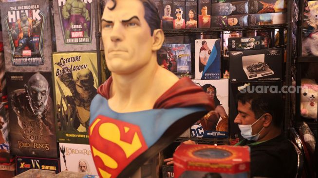 Pramuniaga menunggu pembeli mainan saat gelaran "The Jakarta 17th Toys & Comics Fair 2022" di Balai Sudirman, Jakarta, Sabtu (5/3/2022). [Suara.com/Angga Budhiyanto]