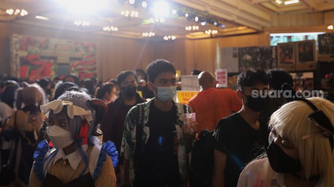 Pengunjung melihat mainan pada gelaran "The Jakarta 17th Toys & Comics Fair 2022" di Balai Sudirman, Jakarta, Sabtu (5/3/2022). [Suara.com/Angga Budhiyanto]