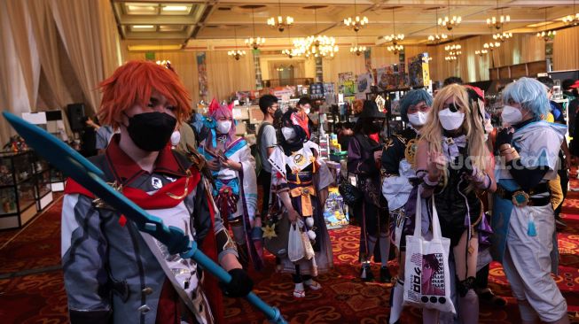 Pengunjung mengenakan kostum tokoh fiksi anime Jepang saat berada pada gelaran "The Jakarta 17th Toys & Comics Fair 2022" di Balai Sudirman, Jakarta, Sabtu (5/3/2022). [Suara.com/Angga Budhiyanto]