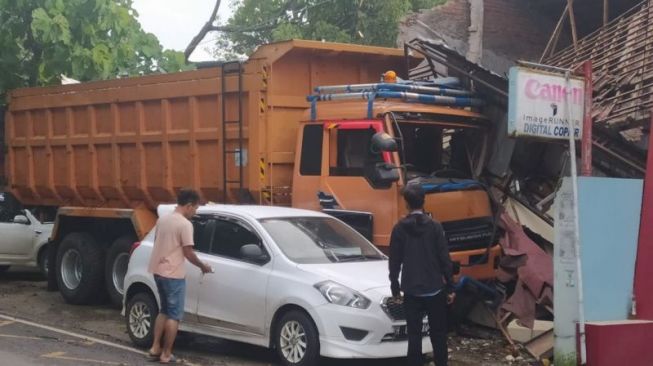 Mobil Ambulans Pengangkut Jenazah Mantan Anggota DPRD Ditabrak Truk, Satu Penumpang Tewas