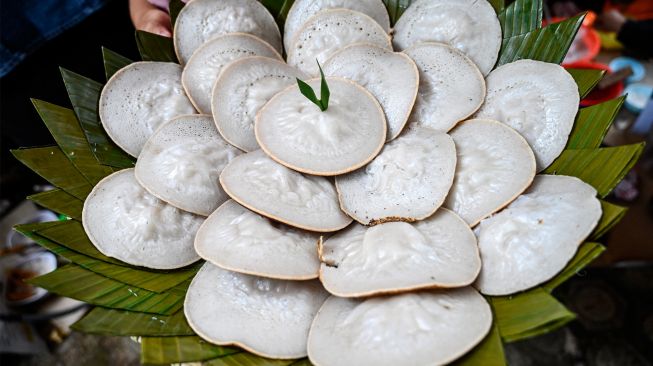 Makanan tradisional Indonesia Serabi (apam) saat Festival Kuliner Tradisional Tet Apam (memasak serabi) di Anjungan Pekan Kebudayaan Aceh (PKA) Taman Ratu Safiatuddin, Banda Aceh, Aceh, Sabtu (5/3/2022). [CHAIDEER MAHYUDDIN / AFP]