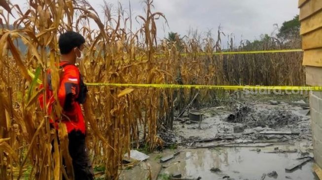 Warga di Dusun Benteng, Desa Tobadak, Kabupaten Mamuju Tengah, Sulawesi Barat dihebohkan dengan semburan lumpur [SuaraSulsel.id/Istimewa]