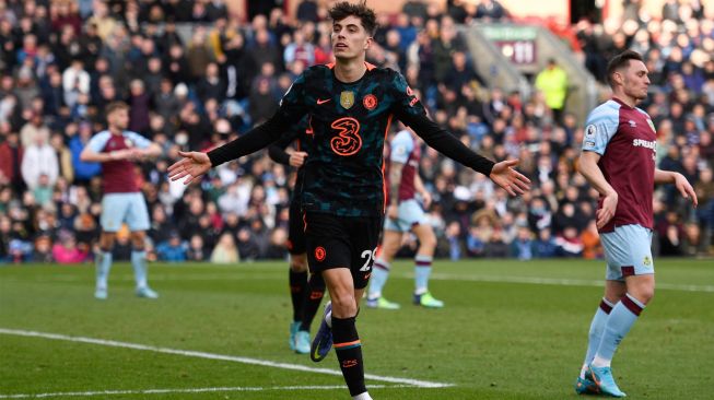 Gelandang Chelsea Kai Havertz melakukan selebrasi usai mencetak gol kedua untuk timnya saat pertandingan sepak bola Liga Premier Inggris antara Burnley dan Chelsea di Stadion Turf Moor, Inggris, Sabtu (5/3/2022). [Oli SCARFF / AFP]