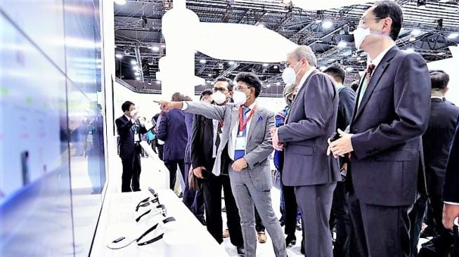 Menkominfo Johnny G. Plate (tengah) ke booth Huawei di acara Mobile World Conference (MWC) 2022 di Barcelona Spanyol. (Kementerian Kominfo)