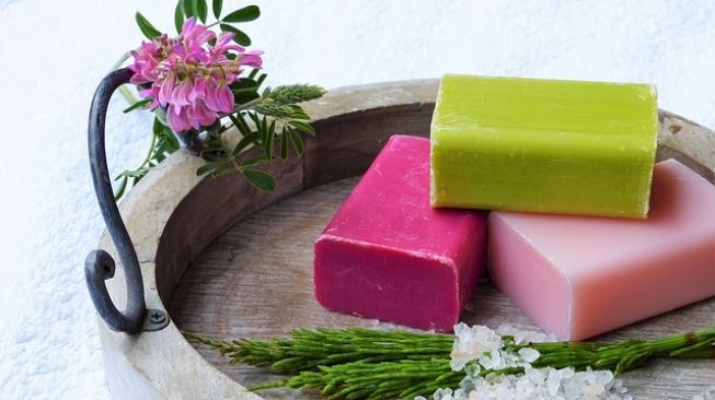 5 Sabun Mandi Batangan untuk Mencerahkan Kulit Tubuh yang Belang