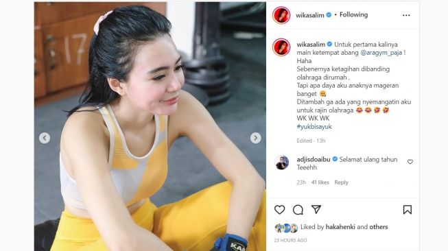 Wika Salim membagikan aktivitas olahraganya di sebuah tempat fitnes. Mengenakan bra sport dan celana panjang berwarna kuning. Paras Wika Salim pun terpancar mempesona.[Instagram/@wikasalim]