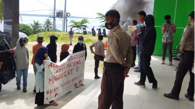 Mahasiswa STAIN Majene Demo di Depan Rektorat Tuntut Perpanjangan Bayar UKT