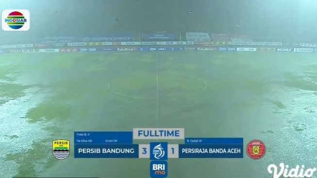 Laga Persib Bandung kontra Persiraja Banda Aceh, Sabtu malam (5/3/2022). [YouTube/Indosiar]  