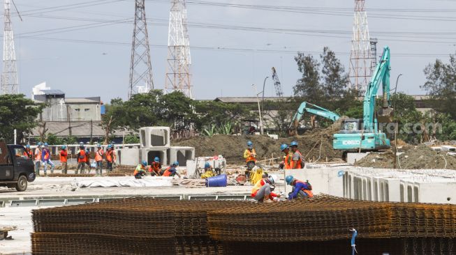 Pekerja proyek pembangunan sirkuit Formula E di kawasan Taman Impian Jaya Ancol, Jakarta Utara, Minggu (6/3/2022). [Suara.com/Alfian Winanto]