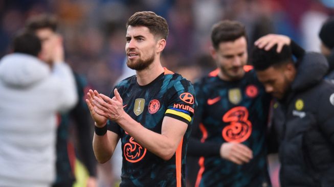 GGelandang Chelsea Jorginho melakukan selebrasi usai pertandingan sepak bola Liga Premier  Inggris antara Burnley dan Chelsea di Stadion Turf Moor, Inggris, Sabtu (5/3/2022). [Oli SCARFF / AFP]