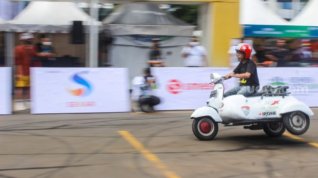 Pengendara melakukan atraksi motor saat Pameran UMKM Goes To Mandalika di Gedung Smesco, Jakarta Selatan, Minggu (6/3/2022). [Suara.com/Septian]