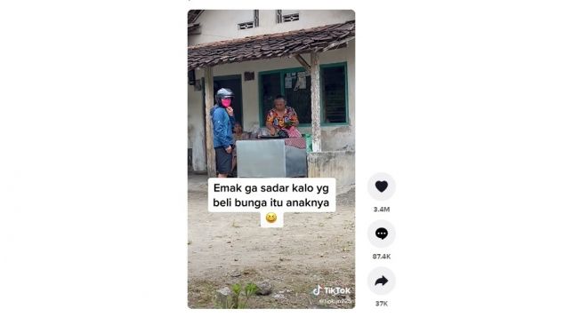 Bikin kejutan ibunya, pulang ke rumah. [TikTok] 