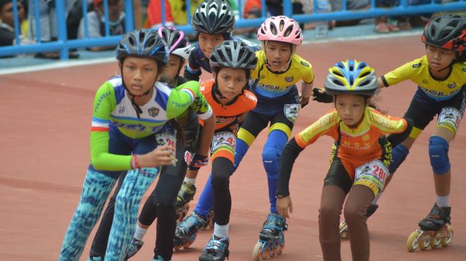 Sejumlah atlet sepatu roda mengikuti kelas speed sprint 5.000 meter KU C Putri, Kejurnas Sepatu Roda di Pariaman, Sumatera Barat, Minggu (6/3/2022). [ANTARA FOTO/Iggoy el Fitra/nym]
